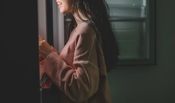 Βραδινές λιγούρες: Γιατί πεινάς αργά το βράδυ + 3 ιδανικές επιλογές από τη διατροφολόγο