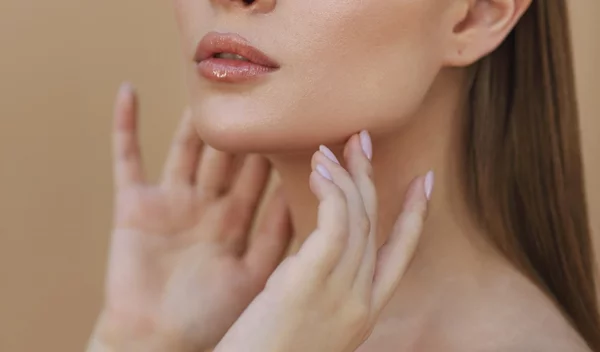 Αντίο χαλάρωση: Τα καλύτερα συσφικτικά έλαια για έναν πιο νεανικό λαιμό