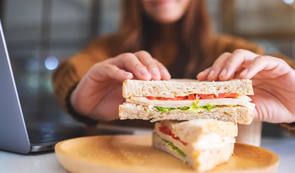 Τι να τρώω στο γραφείο; Οι συμβουλές της διατροφολόγου για να μην πάρεις περιττά κιλά