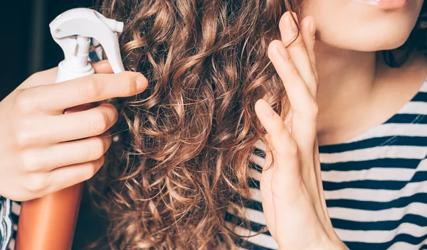 Ένα εγγυημένο - και πολύ απλό - trick για να κρατάνε περισσότερο οι μπούκλες σου