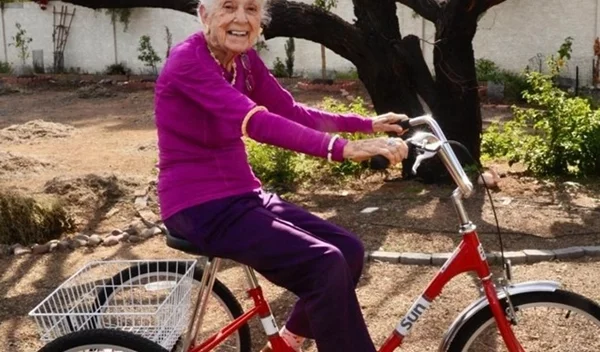 Γιατρός 102 ετών αποκαλύπτει το μυστικό της μακροζωίας και της ευτυχίας