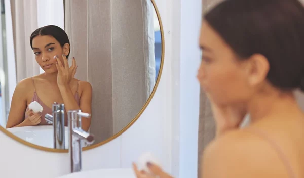 Ρετινόλη: Πώς να εφαρμόσεις το δραστικό συστατικό χωρίς να ερεθιστείς