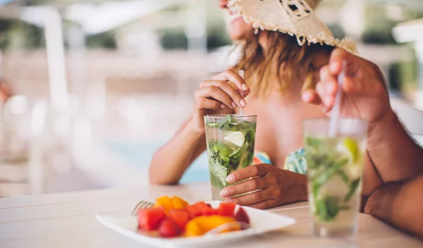 Τι ποτό να πιω το καλοκαίρι; 3 καλοκαιρινά κοκτέιλ με ή χωρίς αλκοόλ