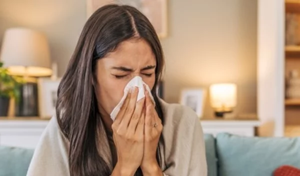 Πώς θα ξεχωρίσουμε τη γρίπη από άλλες ιώσεις του αναπνευστικού - Πού διαφέρουν τα βασικά συμπτώματα