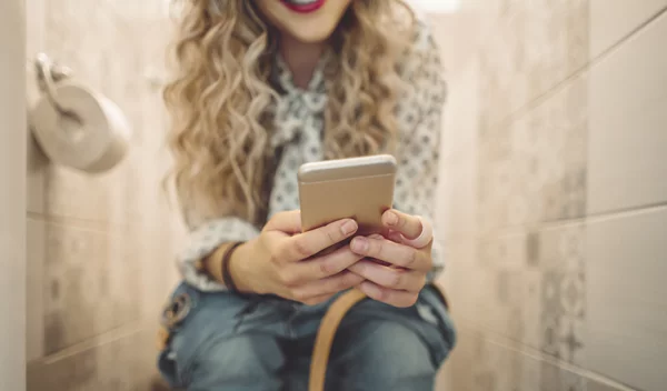 Κινητό στην τουαλέτα: Πόσο βλαβερή για την υγεία σου είναι αυτή η συνήθεια;