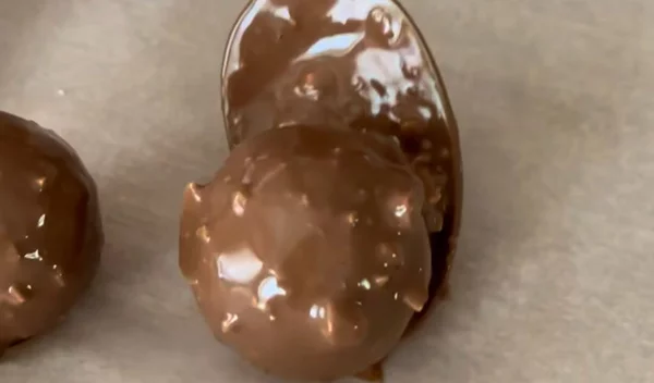 Σοκολατένια τρουφάκια με ρεβίθια και άλλα 5 υλικά