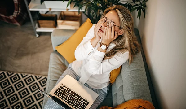 Γιατί νιώθεις τόσο εξαντλημένη πριν από την περιόδο;