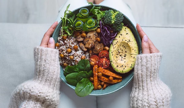 3 σημάδια ότι χάνεις μυϊκή μάζα με τη διατροφή που ακολουθείς - και τι να κάνεις;