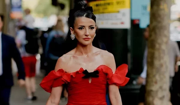 Christmas in red: 10 budget-friendly items στο festive κόκκινο της σεζόν