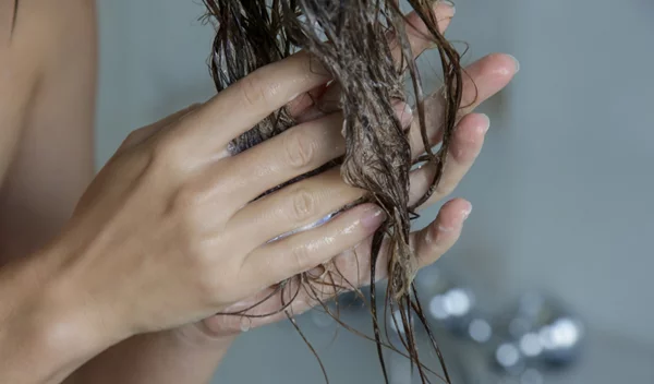 Έτσι απλά θα μεταμορφώσεις τα ξηρά σου μαλλιά