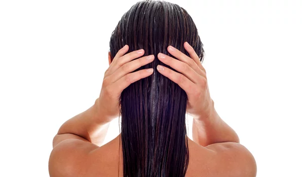 Γιατί θα έπρεπε να κάνεις απολέπιση στο τριχωτό της κεφαλής