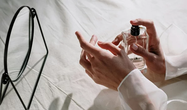 Τα νέα αρώματα που "μυρίζουν" φθινόπωρο θα κάνουν τους πάντες να αναρωτιούνται τι φοράς