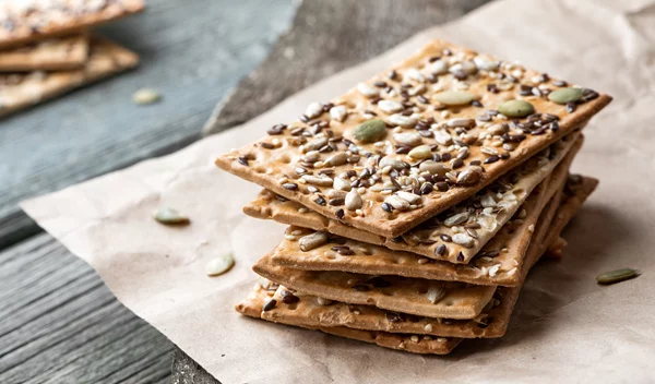 Φτιάξε εύκολα και γρήγορα σπιτικά κράκερς με superfoods