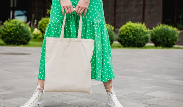 Πόνος στην πλάτη: Μήπως φταίει η τσάντα μας;