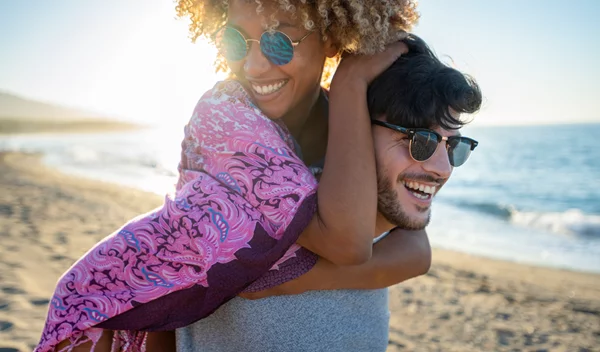 Γιατί οι σχέσεις που ξεκινούν καλοκαίρι είναι ίσως οι ιδανικότερες