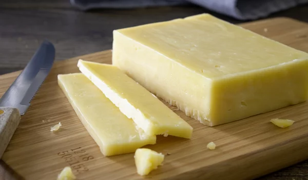 7 τυριά που σε βοηθούν να χάσεις λίπος στην κοιλιά