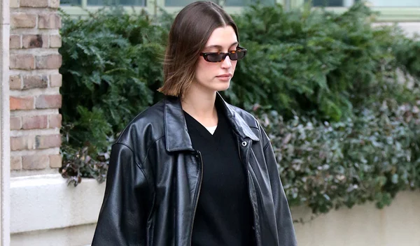 Tο hot χρώμα νυχιών της φετινής άνοιξης, σύμφωνα με τη Hailey Bieber