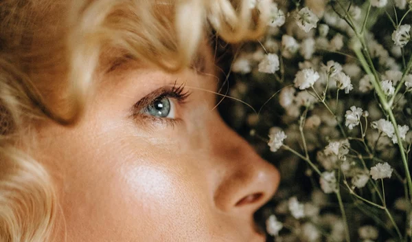 Το έξυπνο μυστικό των δερματολόγων για ξεκούραστο βλέμμα - Λίγες το ξέρουν!