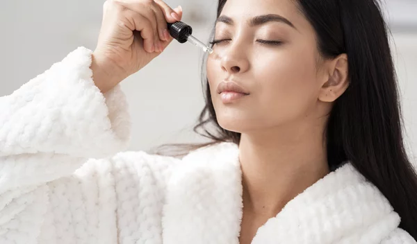 Οι καλύτεροι οροί με υαλουρονικό οξύ που μπορείς να αγοράσεις τώρα