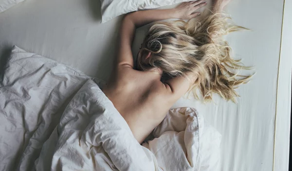 Γιατί πρέπει να ξεκινήσεις να κοιμάσαι γυμνή