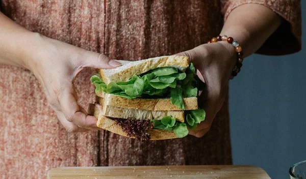 Πέντε συνήθειες που "ρίχνουν" τον μεταβολισμό και δημιουργούν λίπος στην κοιλιά
