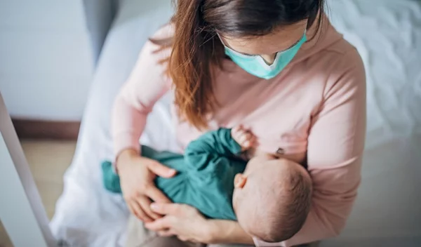 Κόλλησες κορονοϊό: Μπορείς να συνεχίζεις να θηλάζεις το μωρό σου;