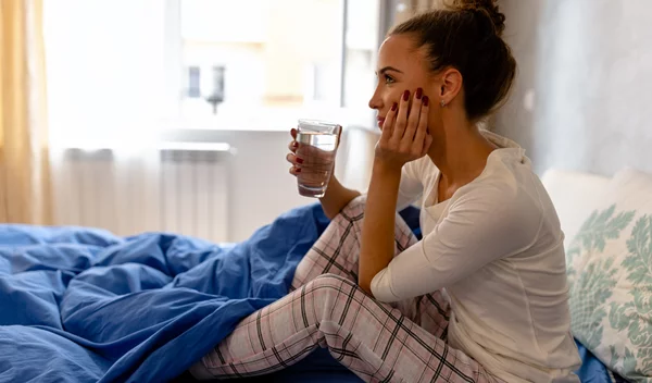 Τελικά πρέπει να πίνεις νερό το πρωί; Τι λένε οι ειδικοί