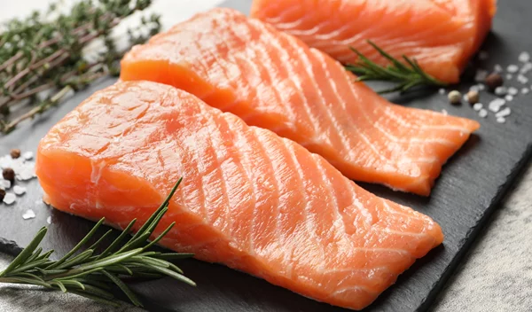 Σολομός: Ο άγριος ή του ιχθυοτροφείου είναι πιο υγιεινός; Τι απαντά η διαιτολόγος