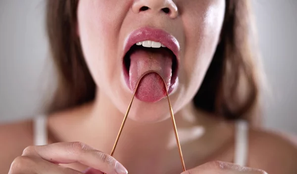 Βήμα - βήμα πώς πρέπει να καθαρίζεις τη γλώσσα σου (ναι, πρέπει να το κάνεις)