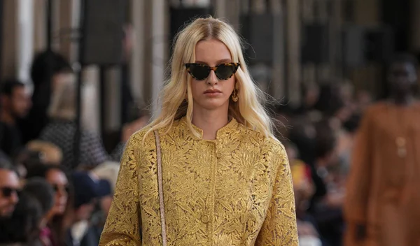 Η top τάση στα κουρέματα της άνοιξης του '24 χαρίζει όγκο ακόμα και στα πιο λεπτά μαλλιά