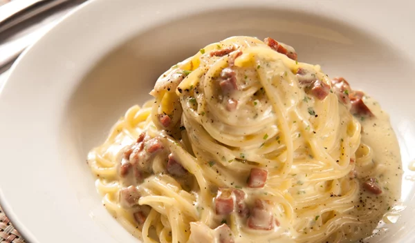Συνταγή για καρμπονάρα light με κρεμώδη υφή - χωρίς σταγόνα κρέμας γάλακτος