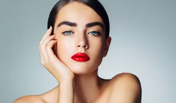 Αδύναμες βλεφαρίδες που πέφτουν; Τα lash serums που θα σε βοηθήσουν να τις δυναμώσεις