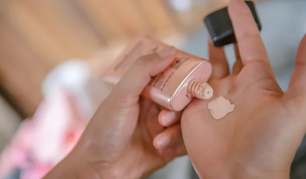 Είναι επικίνδυνα τα χημικά στα καλλυντικά σου; Τι χρειάζεται να γνωρίζεις;