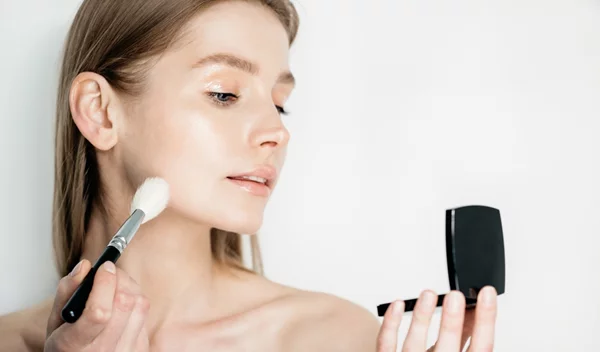 Πώς να εφαρμόζεις το ρουζ ώστε να δείχνεις πάντοτε ξεκούραστη και φρέσκια