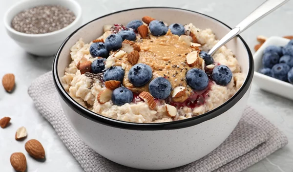 Oatmeal ή smoothie: Ποιο σου δίνει περισσότερη ενέργεια με διάρκεια; - Οι διατροφολόγοι απαντούν