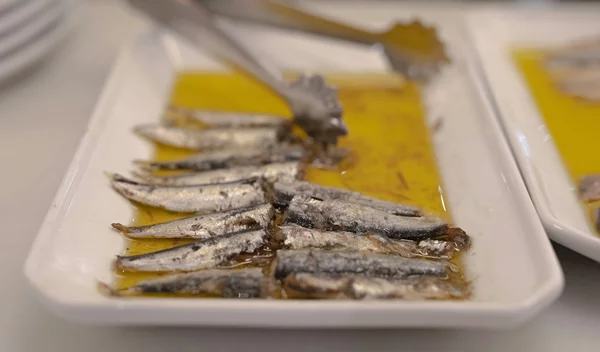 "Sardine fasting": Η πιο παράξενη τάση και γιατί πρέπει να μείνεις μακριά της