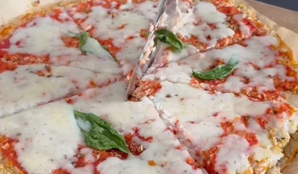 Συνταγή για τη viral pizza με ζύμη από κουνουπίδι