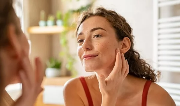 Πώς να δημιουργήσεις φακίδες στην επιδερμίδα σου - Με προϊόντα μακιγιάζ που σίγουρα έχεις