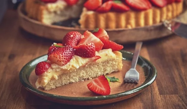 Εύκολο αφράτο κέικ με φράουλες, χωρίς μίξερ - Ετοιμο σε λίγα λεπτά