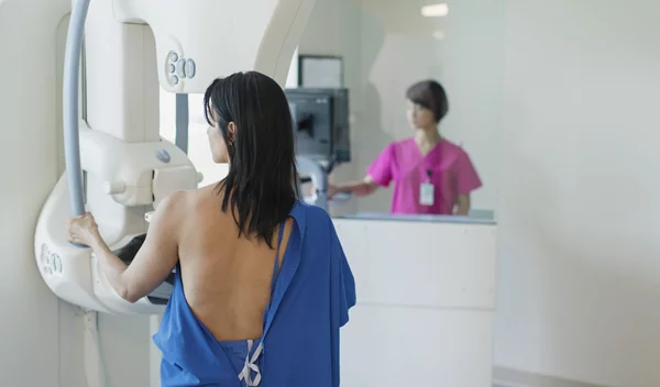 Όμιλος Ιατρικού Αθηνών: Εξετάσεις προληπτικού ελέγχου για τον καρκίνο του μαστού σε ειδικές, προνομιακές τιμές