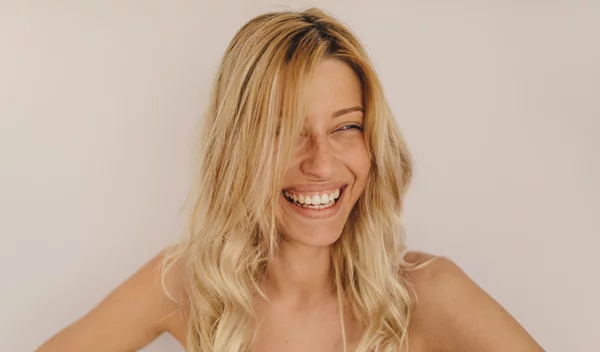 Πώς θα φύγουν οι πανάδες από το πρόσωπο; Οι κινήσεις της beauty editor