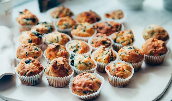 Συνταγή για αλμυρά μάφινς με κρεμμύδι και κάρι