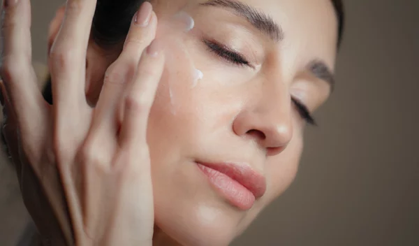 Σαν φρεσκοστημένος χυμός πορτοκάλι: Η κρέμα με βιταμίνη B3 που επαναφέρει τη λάμψη στην επιδερμίδα