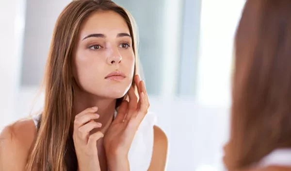 Πώς θα εντάξεις το σαλικυλικό οξύ στην skincare ρουτίνα σου ώστε να απαλλαγείς από τα ενοχλητικά σπυράκια