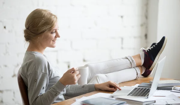 Πώς να παραμείνεις υγιής αν κάθεσαι σε έναν υπολογιστή όλη μέρα, κάθε μέρα