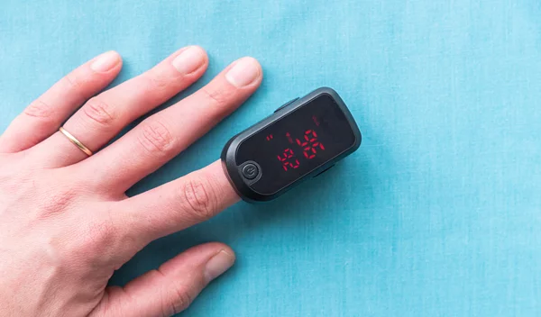 Οξύμετρο: Όσα πρέπει να ξέρουμε για τη μικρή συσκευή που μετρά το οξυγόνο στο αίμα μας