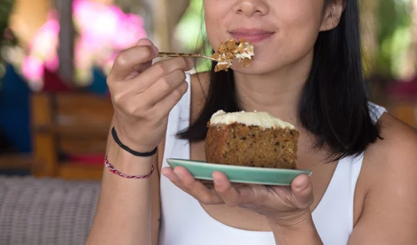 4 λόγοι που θέλεις γλυκό μετά το φαγητό (+ πώς να το σταματήσεις)