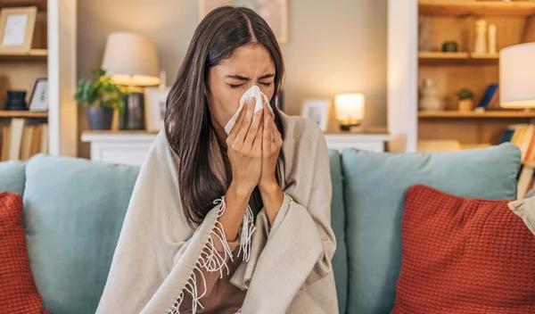 Έξαρση γρίπης τα Χριστούγεννα: Οι επιστήμονες προειδοποιούν για δυναμική μετάδοση - 5 μέτρα που τη μειώνουν