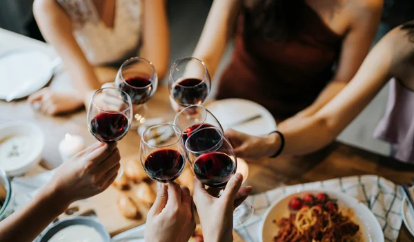 Τι συμβαίνει στο σώμα μας όταν το παρακάνουμε με το ποτό