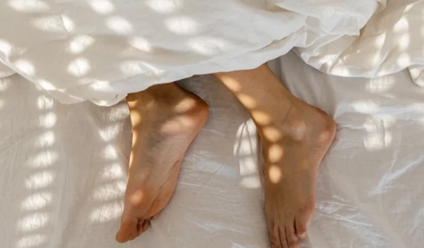 Ξηρά πέλματα; Δερματολόγος αποκαλύπτει γιατί η ενυδατική κρέμα δεν βοηθά - ποια προϊόντα πρέπει να χρησιμοποιείς